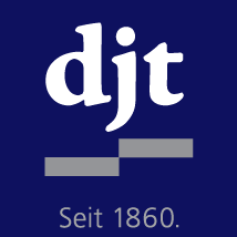blaues Logo mit weißer Schrift des Deutschen Richtertages mit - daneben auf grauem Hintergrund das Piktogramm für 2022 in Form der Deutschlandkarte